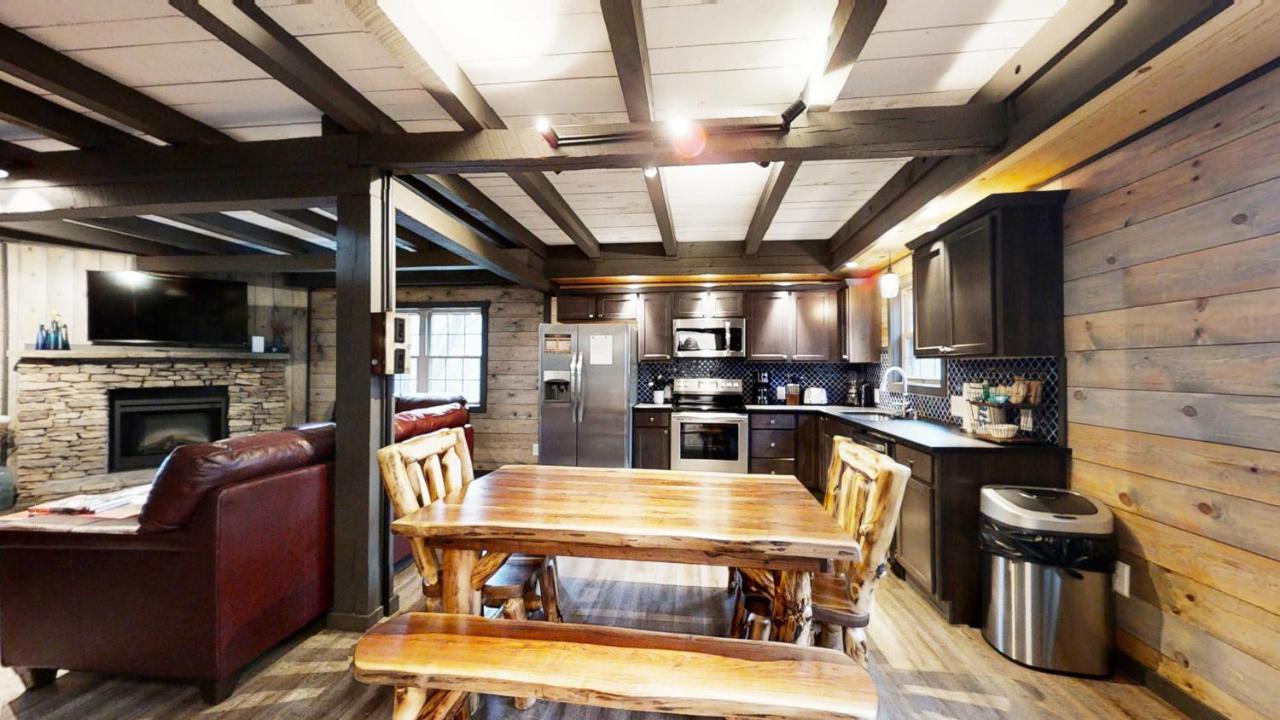 Bigfoots Hideaway Cabin Gatlinburg Exterior photo