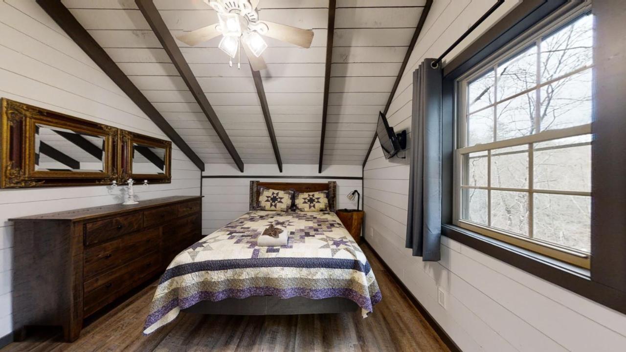 Bigfoots Hideaway Cabin Gatlinburg Exterior photo