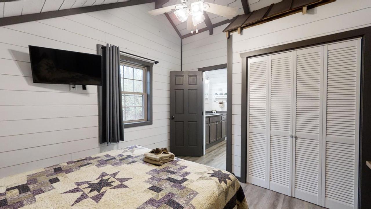 Bigfoots Hideaway Cabin Gatlinburg Exterior photo