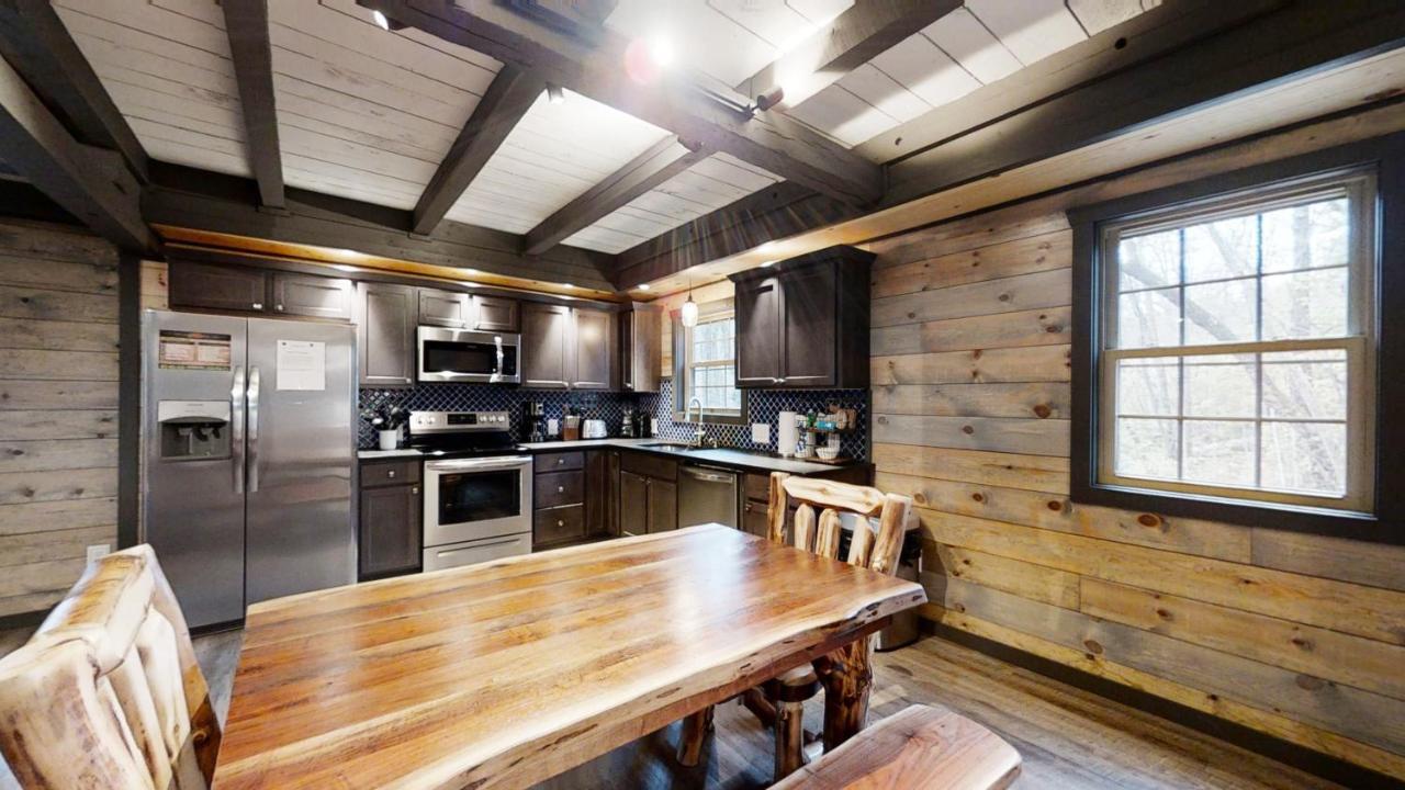 Bigfoots Hideaway Cabin Gatlinburg Exterior photo